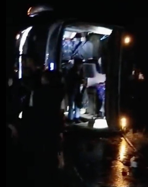Bus dalam posisi terguling. Dok: Ist.