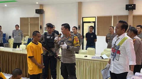 Kapolres Sintang, AKBP Tommy Ferdian mewawancarai tersangka pencabulan anak di bawah umur. (Foto: Yusrizal/Hi! Pontianak)
