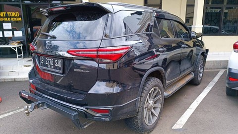 Mobil Fortuner milik sopir yang ngamuk merusak Brio di Senopati disita di Polres Jakarta Selatan, Jakarta, Senin (13/2). Foto: Thomas Bosco/kumparan