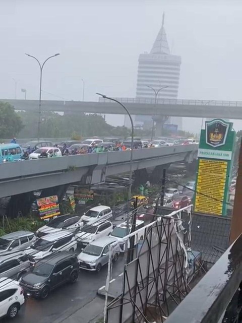 Kemacetan di Kota Makassar imbas banjir. Dok: Ist.