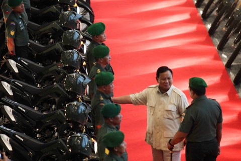 Menteri Pertahanan Prabowo Subianto (kedua kanan) meninjau sepeda motor bantuan di Grand City Mall, Surabaya, Jawa Timur, Senin (13/2/2023). Foto: Didik Suhartono/Antara Foto