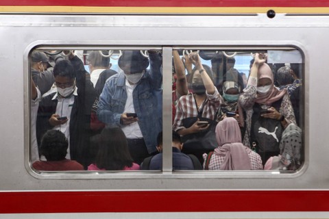 Sejumlah penumpang menunggu keberangkatan KRL di Stasiun Manggarai, Jakarta, Senin (13/2/2023). Foto: Fauzan/Antara Foto