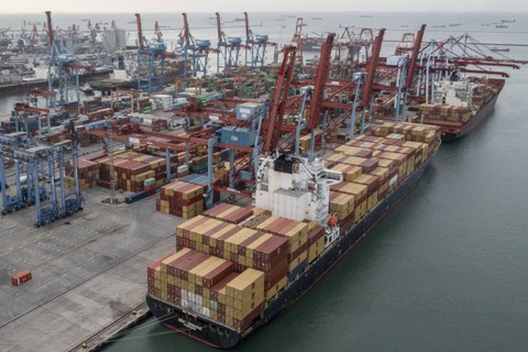 Dua buah kapal melakukan aktivitas bongkar muat di Pelabuhan Tanjung Priok, Jakarta Utara, Senin (13/2/2023). Foto: ANTARA FOTO/M Risyal Hidayat