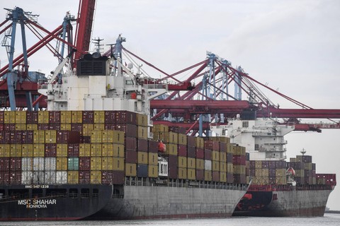 Dua buah kapal melakukan aktivitas bongkar muat di Pelabuhan Tanjung Priok, Jakarta Utara, Senin (13/2/2023). Foto: ANTARA FOTO/M Risyal Hidayat