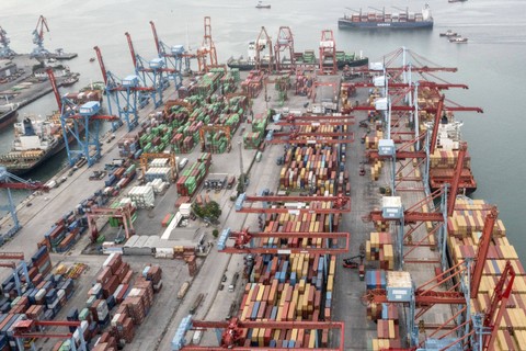 Dua buah kapal melakukan aktivitas bongkar muat di Pelabuhan Tanjung Priok, Jakarta Utara, Senin (13/2/2023). Foto: ANTARA FOTO/M Risyal Hidayat