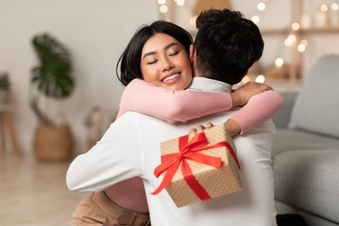 Ilustrasi pasangan berikan hadiah. Foto: Prostock-studio/Shutterstock