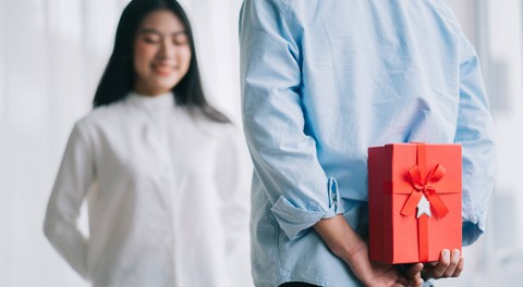 Ilustrasi berikan hadiah valentine untuk istri. Foto: TimeImage Production/shutterstock