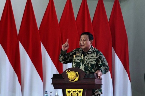 Menhan Prabowo Subianto saat kegiatan pengangkatan Menhan RI sebagai Warga Kehormatan Korps Marinir di Ksatrian Marinir Sutedi Senaputra, Karangpilang, Surabaya, Selasa (14/02). Foto: Dispenal