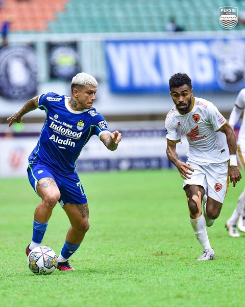 Laga Persib Bandung vs PSM Makassar dalam laga lanjutan Liga 1 2022/23 di Stadion Pakansari, Bogor, Selasa (14/2/2023) Foto: Persib