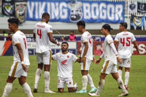 Pemain PSM Makassar Yance Sayuri melakukan selebrasi bersama rekan setimnya setelah mencetak gol ke gawang Persib Bandung pada lanjutan BRI Liga 1 di Stadion Pakansari, Kabupaten Bogor, Jawa Barat, Selasa (14/2/2023). Foto: Yulius Satria Wijaya/ANTARA FOTO