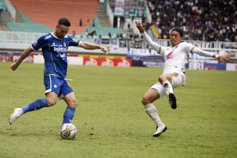 Pemain Persib Bandung Marc Klok (kiri) menguasai bola dikawal ketat pemain PSM Makassar Kenzo Nambu (kanan) dalam lanjutan BRI Liga 1 di Stadion Pakansari, Kabupaten Bogor, Jawa Barat, Selasa (14/2/2023).  Foto: Yulius Satria Wijaya/ANTARA FOTO