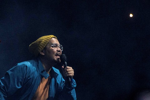 Host Indra Bekti memandu acara konser BLUE Romantic Valentine Live In Jakarta 2023 di Jakarta, Selasa (14/2/2023).  Foto: Aprillio Akbar/ANTARA FOTO