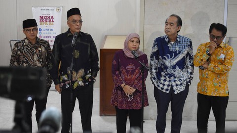 Ketua Komisi VIII Ashabul Kahfi (kedua kanan) bersama anggota panja biaya haji 2023?Yandri Susanto (kiri), Marwan Dasopang (kedua kiri), Diah Pitaloka (tengah), dan John Kenedy Azis melakukan konferensi pers usai RDP terkait Biaya Haji Tahun 2023. Foto: ANTARA FOTO/Indrianto Eko Suwarso