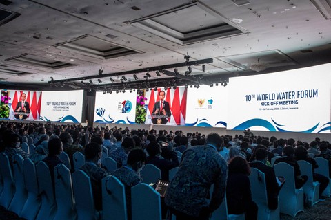 Presiden Joko Widodo memberikan sambutan sekaligus membuka acara Kick-off Meeting World Water Forum ke-10 secara daring di Balai Sidang Jakarta Convention Center, Rabu(15/2/2023).  Foto: Muhammad Adimaja/ANTARA FOTO
