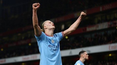 Erling Braut Haaland dari Manchester City melakukan selebrasi setelah pertandingan di Stadion Emirates, London, Inggris. Foto: Matthew Childs/Reuters