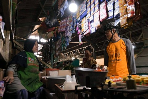 Gubernur Jateng Ganjar Pranowo mengecek ketersediaan MinyaKita ke sejumlah pasar di Kota Semarang. Foto: Dok. Istimewa