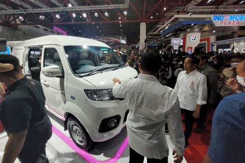 Presiden Jokowi lihat mobil listrik Esemka di pameran IIMS 2023, Kamis (16/2/2023). Foto: Rizki Fajar Novanto/kumparan