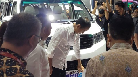 Presiden Jokowi mencoba mobil Esemka Bima Listrik di IIMS 2023 di JIexpo Kemayoran, Kamis (16/2/2023). Foto: Gesit Prayogi/Kumparan