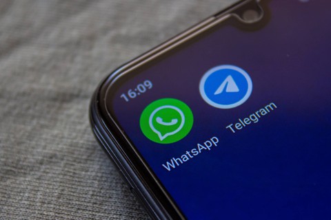 Ilustrasi aplikasi WhatsApp dan Telegram saling berdampingan. Foto: Emre Akkoyun/Shutterstock