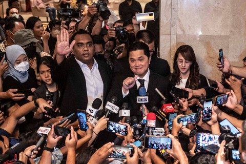 Ketua Umum PSSI terpilih Erick Thohir (tengah) memberikan keterangan pers dalam Kongres Luar Biasa Persatuan Sepak Bola Seluruh Indonesia (KLB PSSI) 2023 di Jakarta, Kamis (16/2/2023). Foto: Aprillio Akbar/ANTARA FOTO