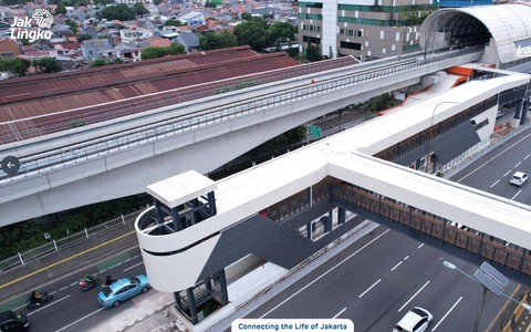 Halte Transjakarta Cawang Cikoko yang terintegrasi dengan stasiun KRL Commuter Line dan LRT Jabodebek. Foto: Twitter/@PT_Transjakarta