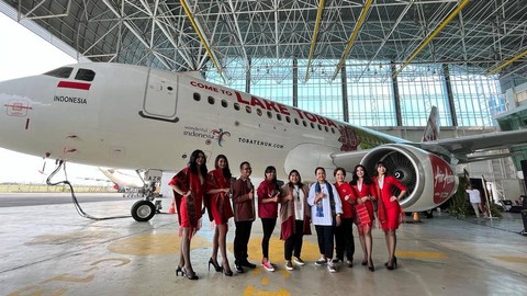 Peluncuran Livery Pesawat baru AirAsia Indonesia bertema keindahan alam Danau Toba dan kain tenun khas Toba di Hanggar 4 GMF Aero Asia Bandara Soekarno-Hatta, Jumat (17/2/2023). Foto: Fariza Rizky Ananda/kumparan