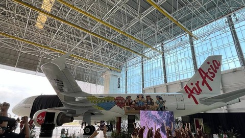 Peluncuran Livery Pesawat baru AirAsia Indonesia bertema keindahan alam Danau Toba dan kain tenun khas Toba di Hanggar 4 GMF Aero Asia Bandara Soekarno-Hatta, Jumat (17/2/2023). Foto: Fariza Rizky Ananda/kumparan