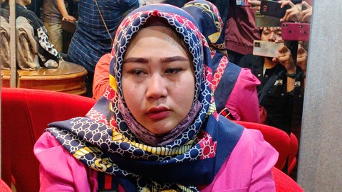 Istri Daus Mini, Shelvie Hana Wijaya, saat datangi konpers yang digelar Daus di Kawasan Mampang, Jakarta Selatan, Jumat (17/2/2023). Foto: Aprilandika Pratama/kumparan