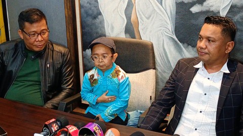 Daus Mini (tengah) dan Pengacaranya Insank Nasruddin (kanan) di konferensi pers di kawasan Mampang, Jakarta Selatan, Jumat (17/2/2023). Foto: Aprilandika Pratama/kumparan