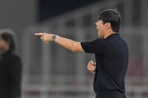 Pelatih Tim Nasional Indonesia U-20 Shin Tae-yong (kanan) mengarahkan pemainnya saat melawan Tim Nasional Fiji U-20 dalam pertandingan uji coba internasional U-20 di Stadion Utama Gelora Bung Karno (SUGBK), Senayan, Jakarta, Jumat (17/2/2023). Foto: M Risyal Hidayat/ANTARA FOTO