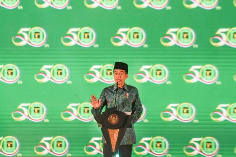 Presiden Jokowi memberikan arahan saat menghadiri puncak perayaan Hari Lahir ke-50 Partai Persatuan Pembangunan (PPP) di ICE BSD, Tangerang Selatan, Banten, Jumat (17/2/2023). Foto: Hafidz Mubarak A/ANTARA FOTO