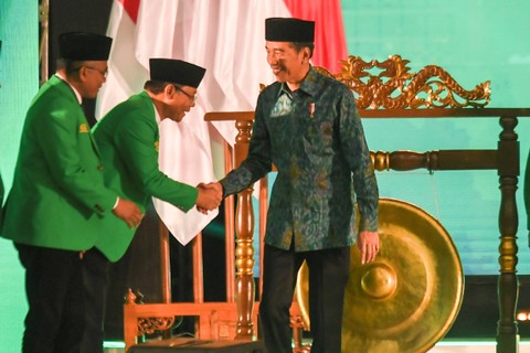 Presiden Jokowi berjabat tangan dengan Plt Ketua Umum PPP Muhamad Mardiono (kedua kiri) saat menghadiri puncak perayaan Hari Lahir ke-50 Partai Persatuan Pembangunan (PPP) di ICE BSD, Tangerang Selatan, Banten, Jumat (17/2/2023). Foto: Hafidz Mubarak A/ANTARA FOTO