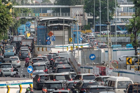 Pengendara melintas di kawasan Jalan Gajah Mada, Jakarta, Jumat (17/2/2023). Foto: Muhammad Adimaja/Antara Foto