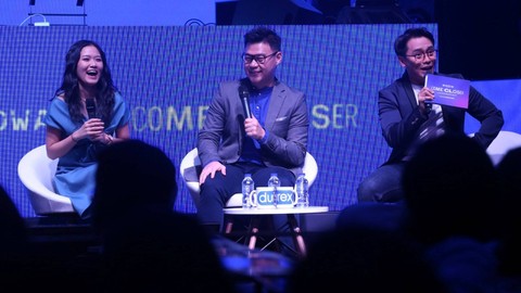 Dokter Darrell Fernando, Sp.OG, MRCOG, MM, MARS, FICS, (tengah) di acara peluncuran lagu Come Closer hasil kolaborasi Durex dan Soundwave di Senopati, Jakarta, Kamis (16/2/2023). Foto: Durex Indonesia