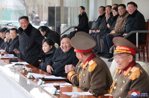 Pemimpin Korea Utara Kim Jong Un bersama anaknya saat menonton pertandingan olahraga di Pyongyang, Korea Utara, dalam foto yang dirilis pada Jumat (17/2/2023). Foto: KCNA/via Reuters
