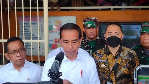 Presiden Jokowi (tengah) didampingi Wali Kota Surabaya, Eri Cahyadi (kanan) mengunjungi Pasar Wonokromo, Surabaya pada Sabtu (12/2/2023). Foto: Farusma Okta Verdian/kumparan