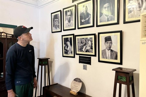 Gubernur Jateng Ganjar Pranowo mengunjungi rumah kelahiran Bung Karno di Jalan Pandean IV No 40 Peneleh, Genteng, Surabaya, Sabtu (18/2/2023). Foto: Dok. Istimewa