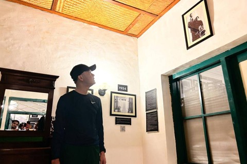 Gubernur Jateng Ganjar Pranowo mengunjungi rumah kelahiran Bung Karno di Jalan Pandean IV No 40 Peneleh, Genteng, Surabaya, Sabtu (18/2/2023). Foto: Dok. Istimewa