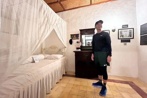 Gubernur Jateng Ganjar Pranowo mengunjungi rumah kelahiran Bung Karno di Jalan Pandean IV No 40 Peneleh, Genteng, Surabaya, Sabtu (18/2/2023). Foto: Dok. Istimewa