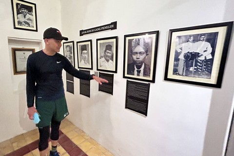 Gubernur Jateng Ganjar Pranowo mengunjungi rumah kelahiran Bung Karno di Jalan Pandean IV No 40 Peneleh, Genteng, Surabaya, Sabtu (18/2/2023). Foto: Dok. Istimewa
