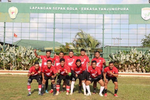 Foto bersama dalam laga persahabatan Journalist FC melawan The Jak Pontianak. Foto: Dok. Istimewa