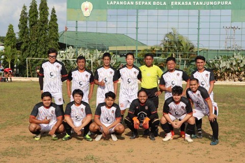 Foto bersama dalam laga persahabatan Journalist FC melawan The Jak Pontianak. Foto: Dok. Istimewa