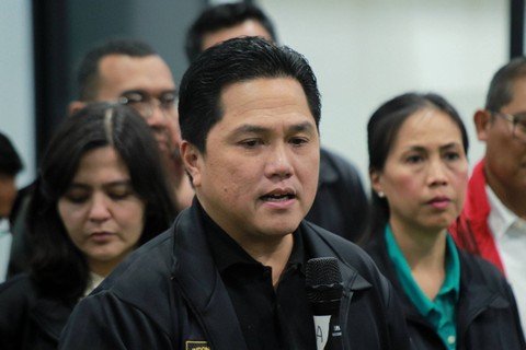 Ketua Umum PSSI Erick Thohir didampingi jajarannya menyampaikan keterangan kepada wartawan usai Rapat Exco di Kantor PSSI, Jakarta, Sabtu (18/2/2023). Foto: Jamal Ramadhan/kumparan