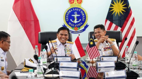Kasal Laksamana TNI Muhammad Ali saat kunjungan ke Panglima Angkatan Tentera Malaysia, Jenderal Tan Sri Effendi Buang TUDM dan Panglima Tentera Laut Malaysia Laksamana Datuk Abdul Rahman Bin Ayob, Jumat (17/2/2023). Foto: Dispen AL
