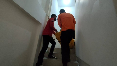 Seorang pria berinisial YS (44) asal Jakarta Barat ditemukan meninggal dunia di kamar Hotel Intan, Jalan Pasar Turi Komplek Ruko Sinar Galaxy, Surabaya pada Sabtu (18/2/2023). Foto: BPBD Surabaya