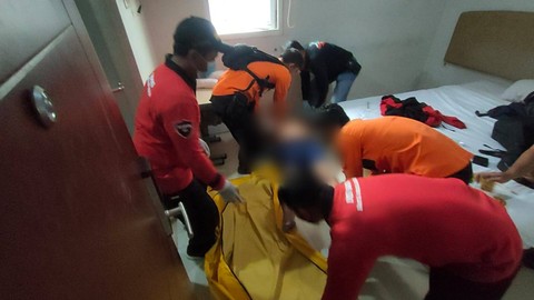 Seorang pria berinisial YS (44) asal Jakarta Barat ditemukan meninggal dunia di kamar Hotel Intan, Jalan Pasar Turi Komplek Ruko Sinar Galaxy, Surabaya pada Sabtu (18/2/2023). Foto: BPBD Surabaya