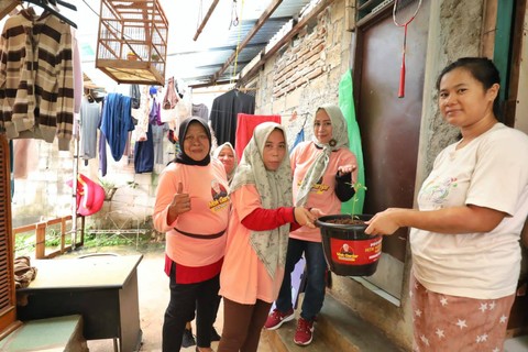Relawan Mak Ganjar menanam ratusan bibit cabai di Pasar Minggu, Jakarta Selatan pada Sabtu (18/2/2023). Foto: Dok. Istimewa