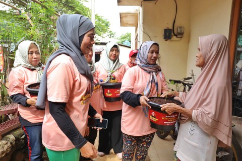 Relawan Mak Ganjar menanam ratusan bibit cabai di Pasar Minggu, Jakarta Selatan pada Sabtu (18/2/2023). Foto: Dok. Istimewa