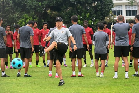 Pelatih Timnas Indonesia U-20 Shin Tae-yong (tengah) menendang bola saat memimpin latihan Timnas U-20 di Lapangan A, Kompleks Gelora Bung Karno, Senayan, Jakarta, Sabtu (18/2/2023). Foto: Indrianto Eko Suwarso/Antara Foto