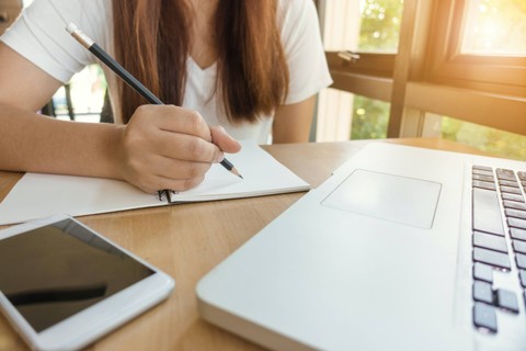 Ilustrasi Sinonim Prediksi dalam Bahasa Indonesia, Foto Pexels Tirachard Kumtanom